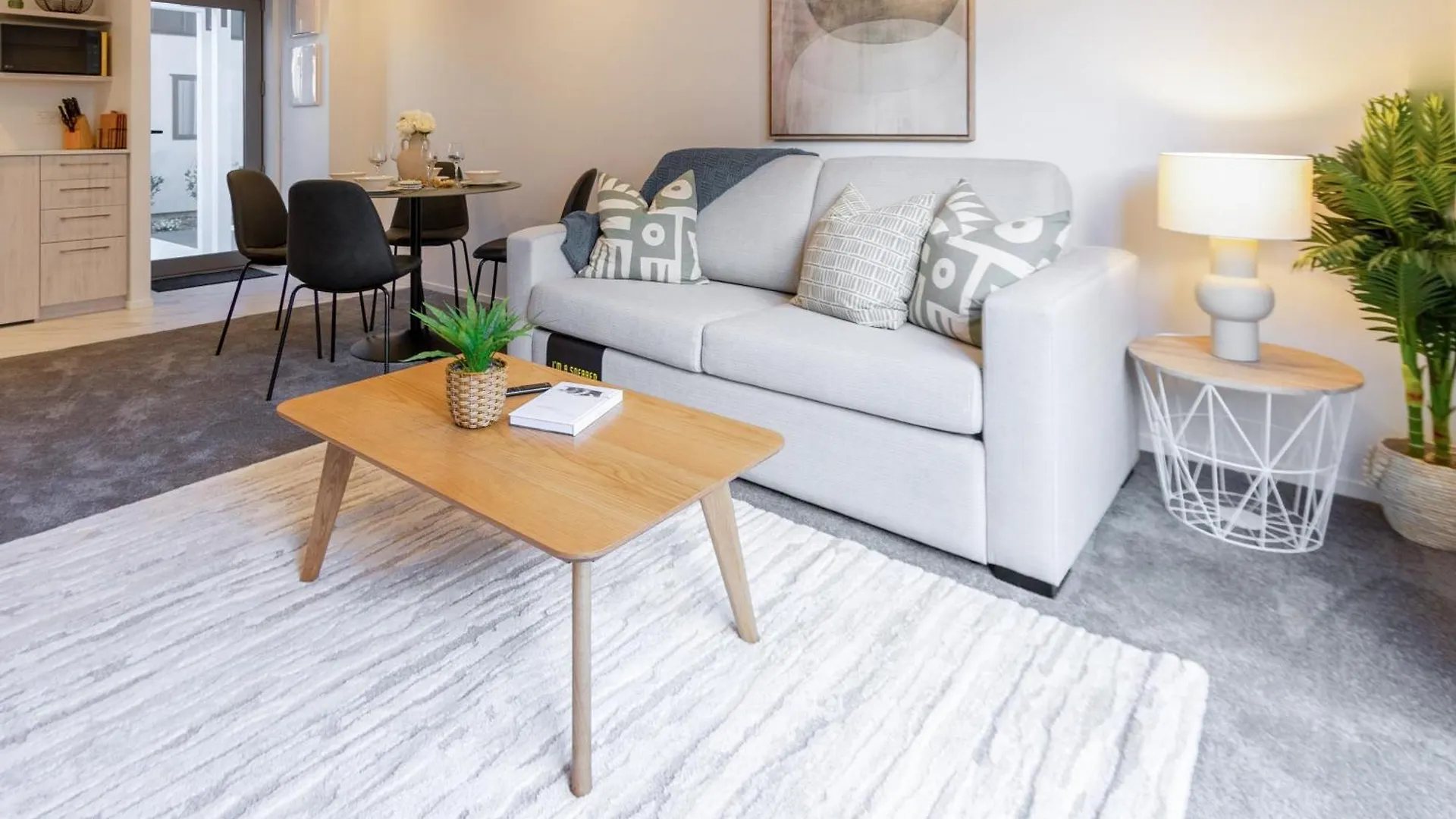 Апартаменты Urban Park Escape 2 Bed 2 Bath W/Carpark Крайстчёрч